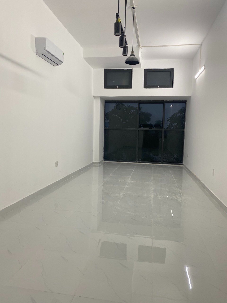 Bán officetel The Sun Avenue 2,4 tỷ diện tích 41m2 layout vuông vắn