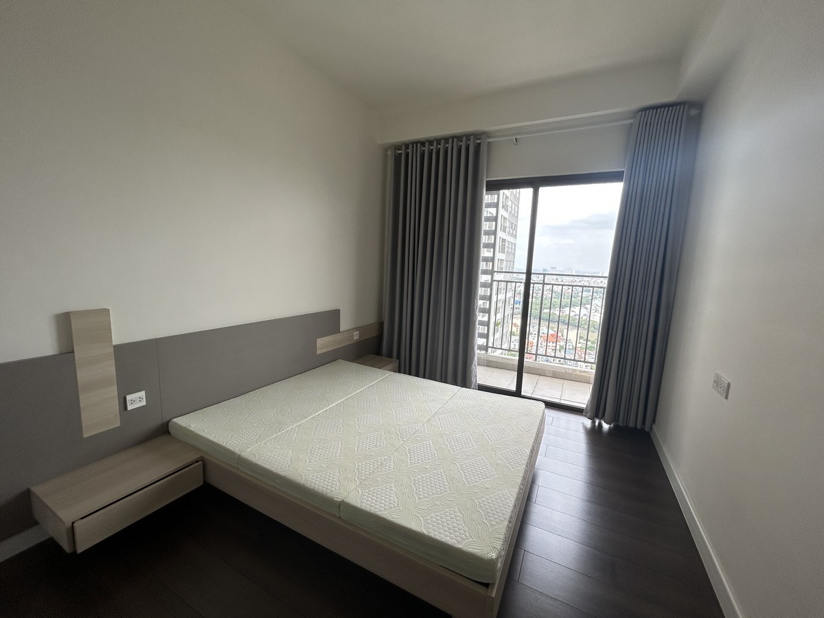 Bán 3 phòng ngủ full nội thất 6,8 tỷ tầng cao ban công rộng 96m2