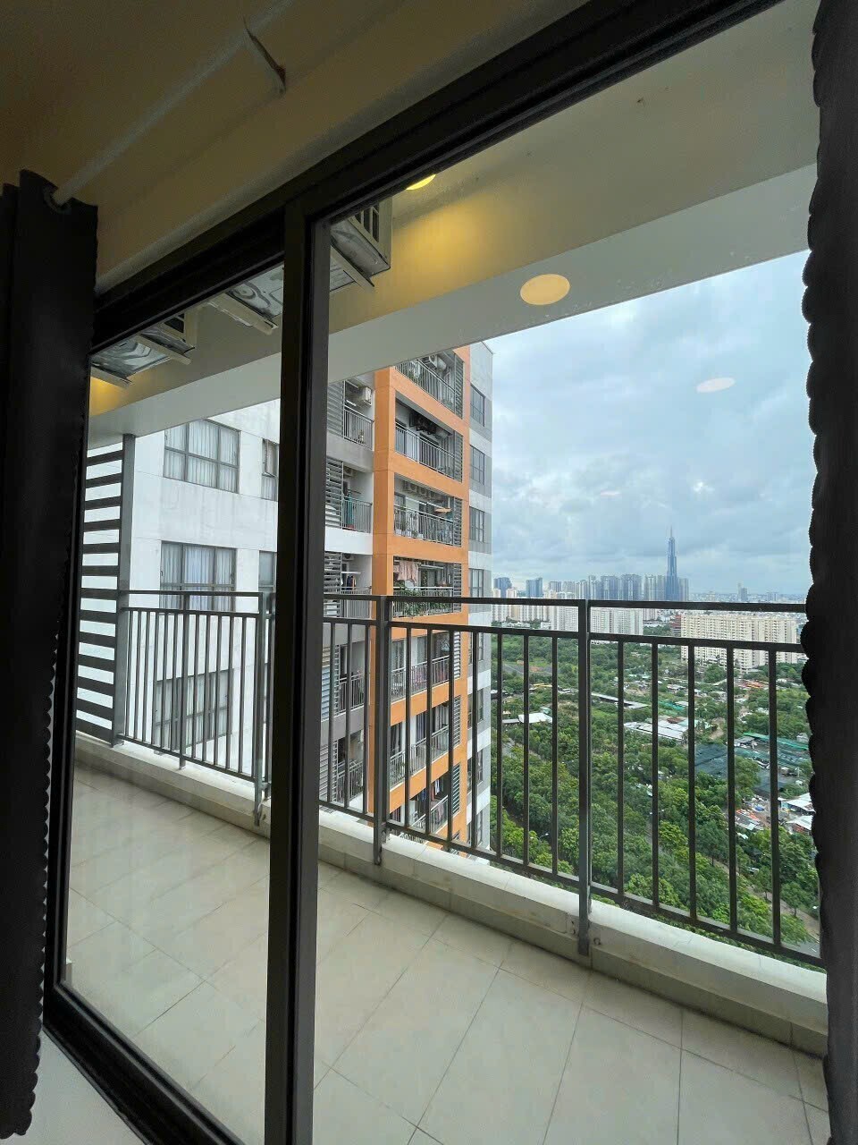 Căn hộ The Sun Avenue 2pn nội thất cơ bản nhà mới giá 15 triệu/tháng