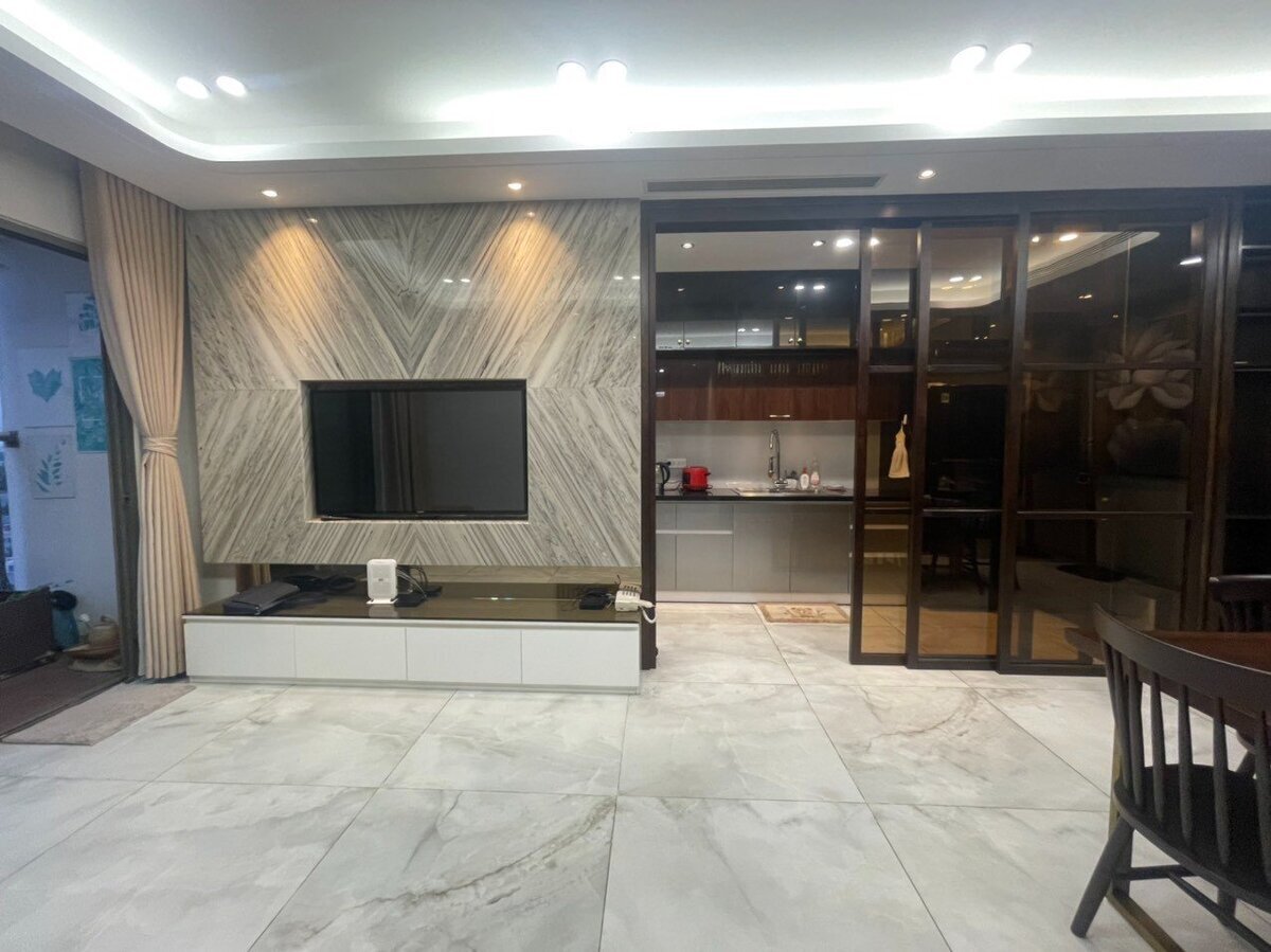 Bán 2 phòng ngủ full nội thất 7 tỷ tầng cao ban công rộng 105m2