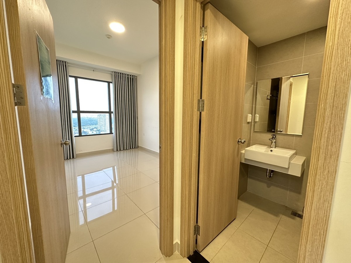 Cho thuê văn phòng rộng 102m2 giá 24 triệu có 2 phòng họp The Sun Avenue