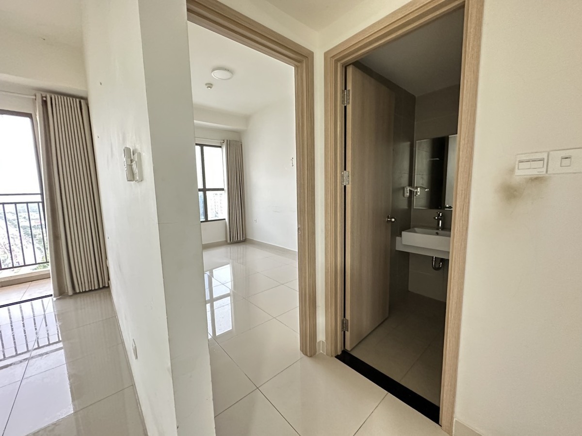 Cho thuê văn phòng rộng 102m2 giá 24 triệu có 2 phòng họp The Sun Avenue