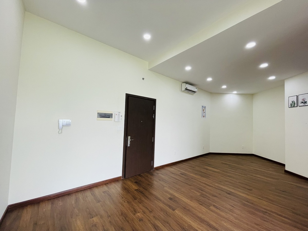 Chuyển nhượng văn phòng 48m2 nội thất cơ bản 2,65 tỷ vị trí trung tâm