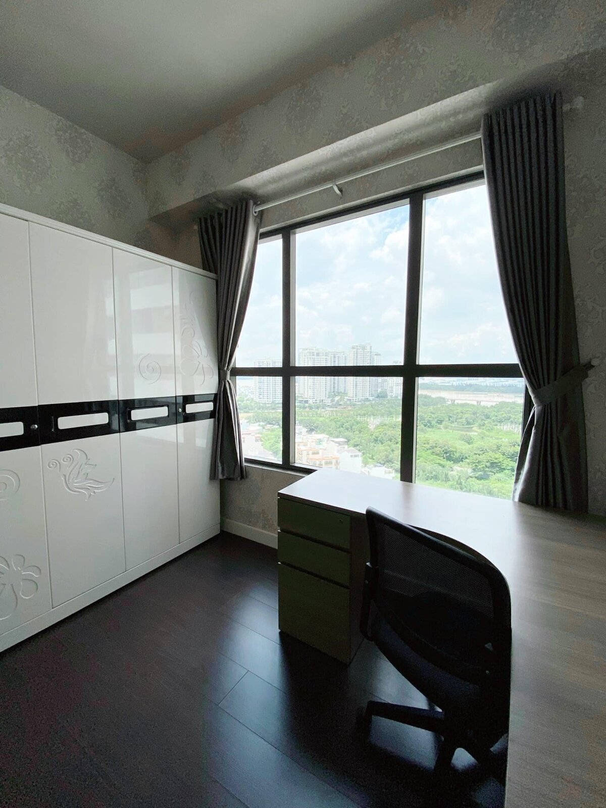 Cho thuê 3PN The Sun Avenue giá 17 triệu 96m2 có sẵn ít nội thất