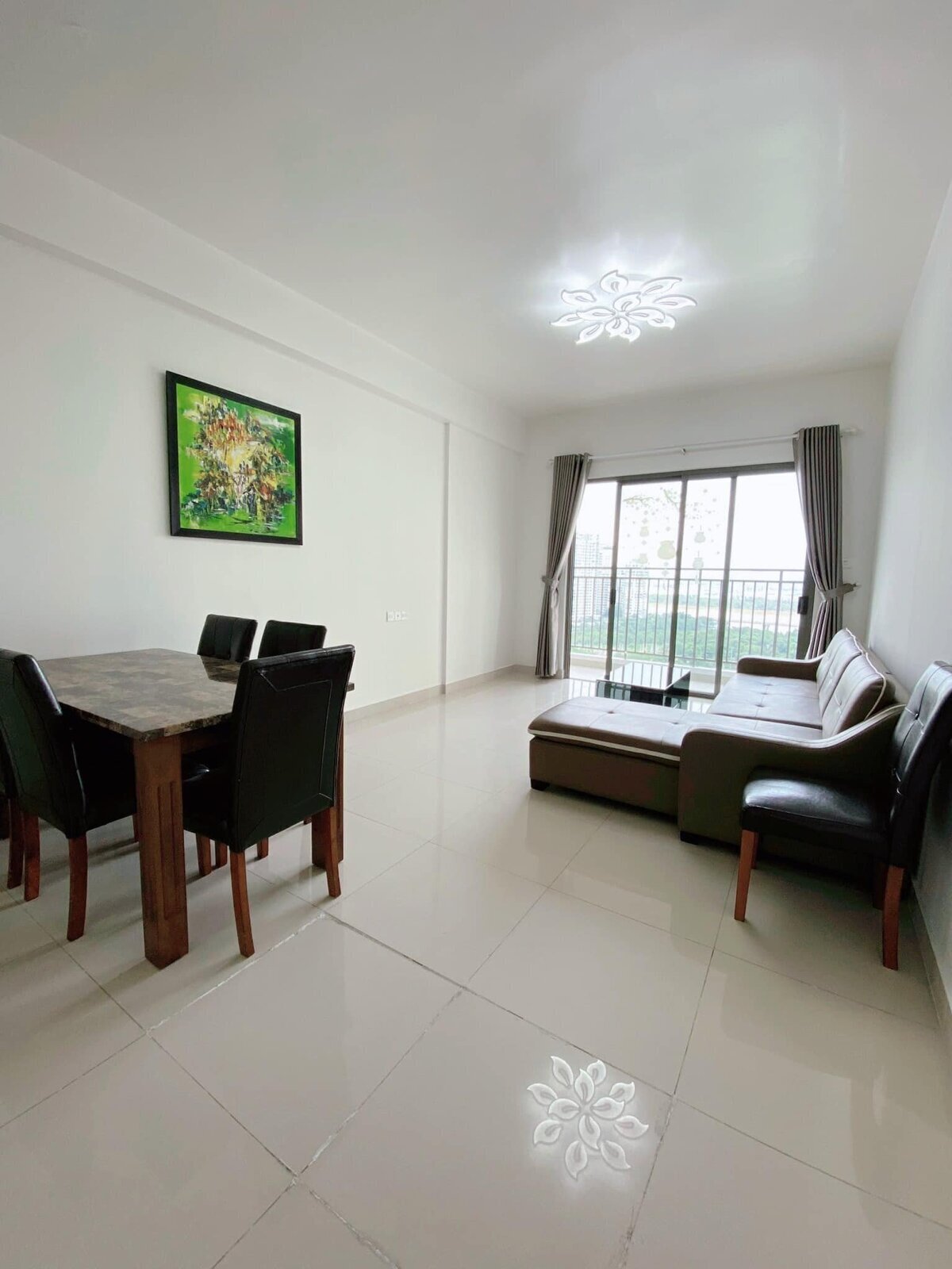 Cho thuê 3PN The Sun Avenue giá 17 triệu 96m2 có sẵn ít nội thất