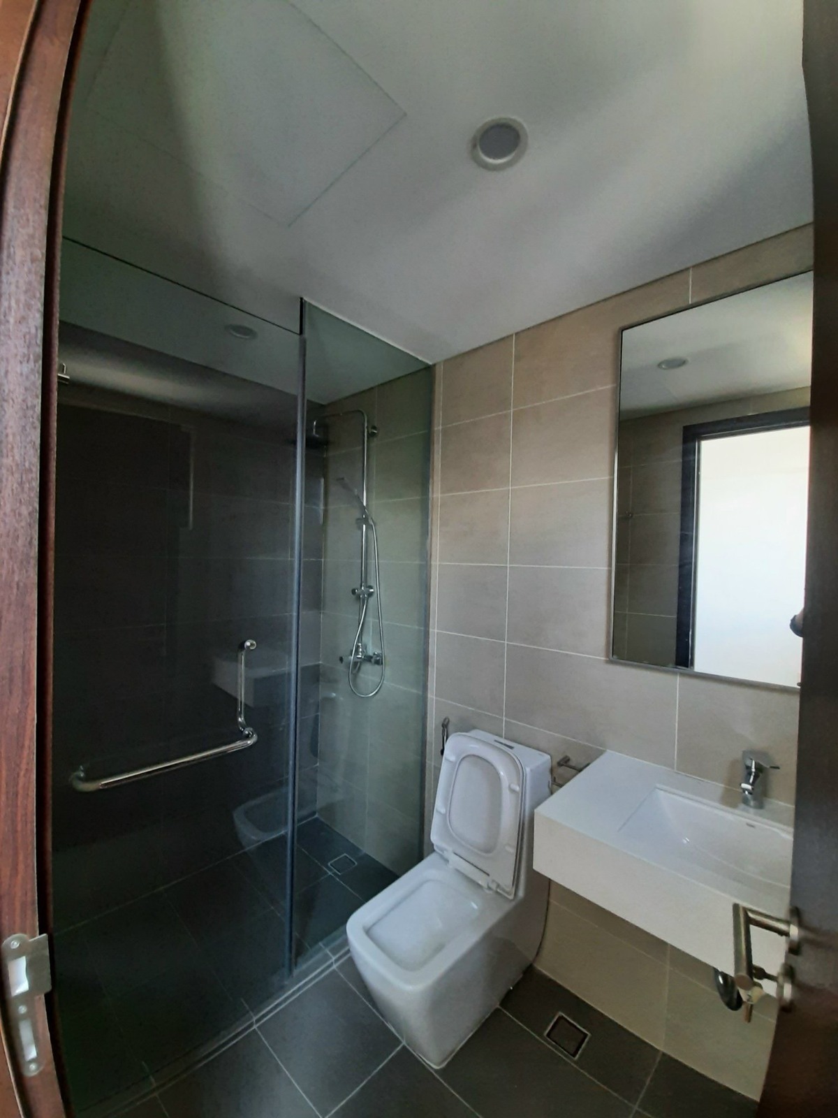 Bán căn hộ 2PN nội thất cơ bản giá thiện chí 5,7 tỷ có sẵn hợp đồng thuê