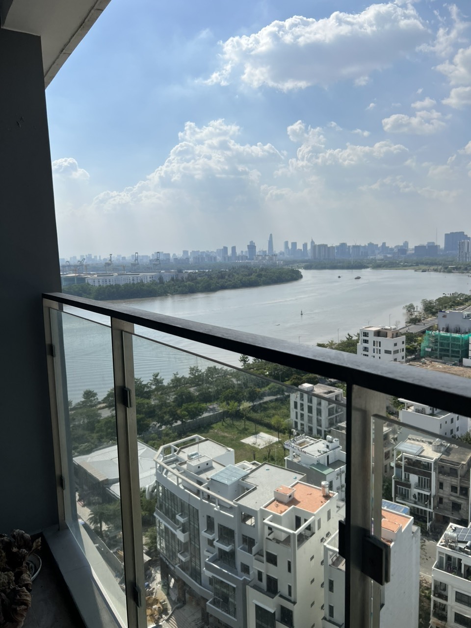 Bán căn hộ 2PN nội thất cơ bản giá thiện chí 5,7 tỷ có sẵn hợp đồng thuê