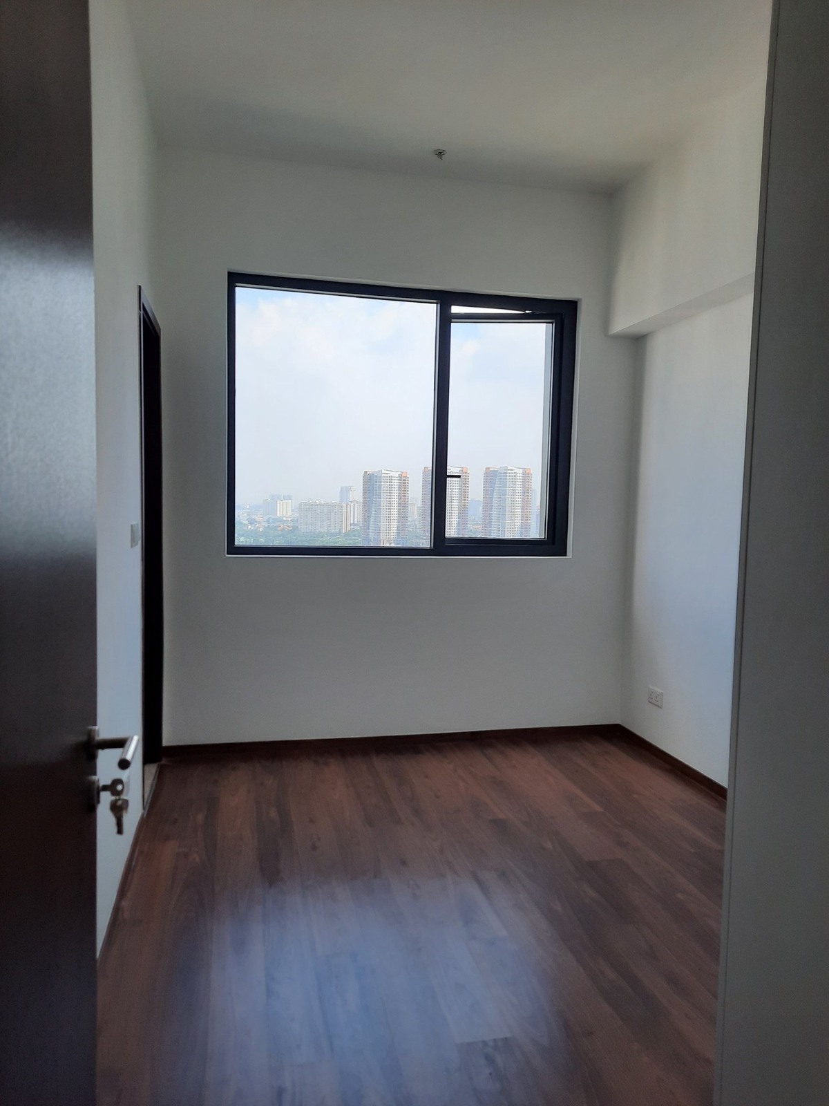 Bán căn hộ 2PN nội thất cơ bản giá thiện chí 5,7 tỷ có sẵn hợp đồng thuê