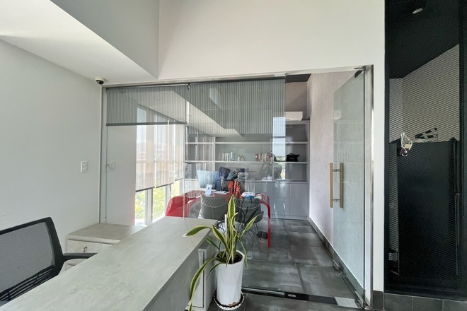 Cho thuê văn phòng rộng 90m2 giá 25 triệu có 2wc The Sun Avenue