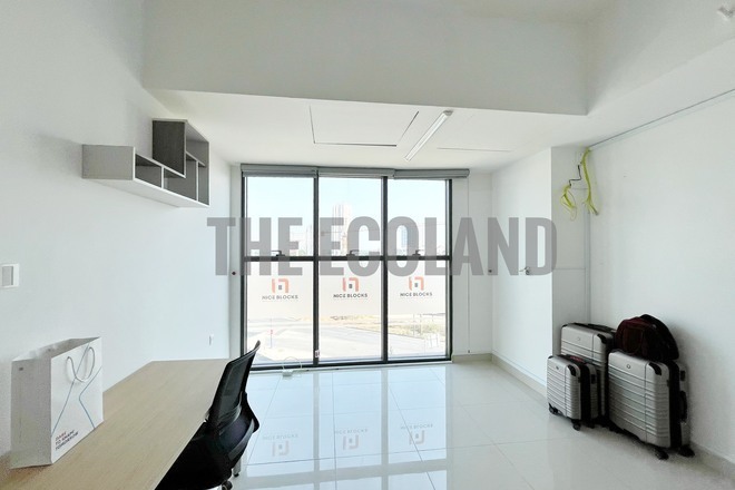 Cho thuê văn phòng 67m2 The Sun Avenue giá 18 triệu có phòng kính riêng