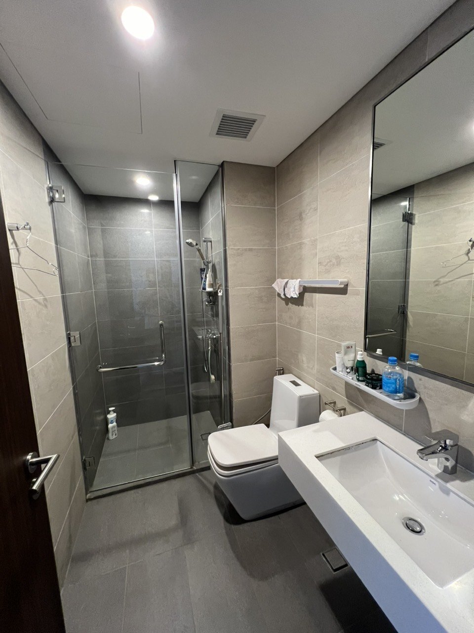 Cho thuê căn 1 phòng ngủ One Verandah, tầng cao thoáng mát nội thất cơ bản