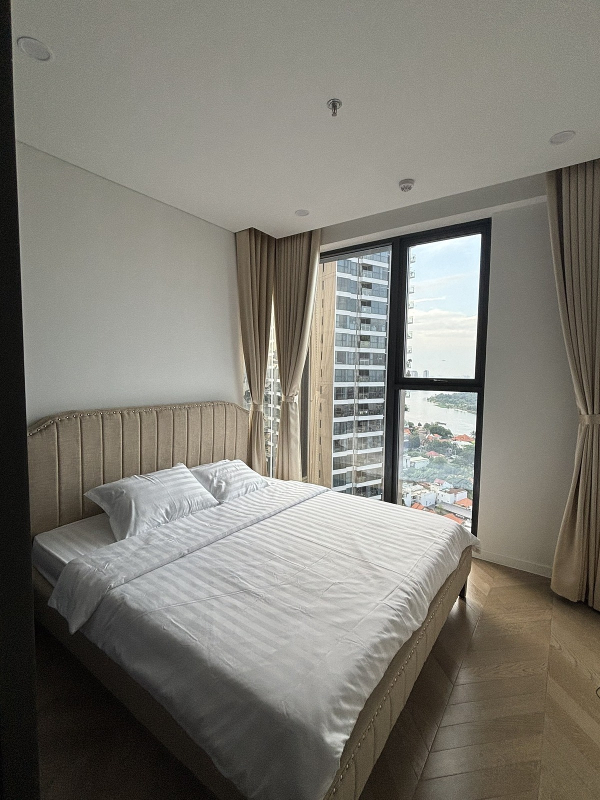 Cho thuê căn hộ 3PN Lumiere Riverside full nội thất - giá 2500usd