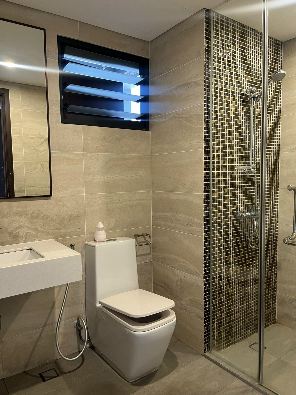 Thuê căn hộ 3 phòng ngủ One Verandah, nội thất cơ bản tiện ích đầy đủ