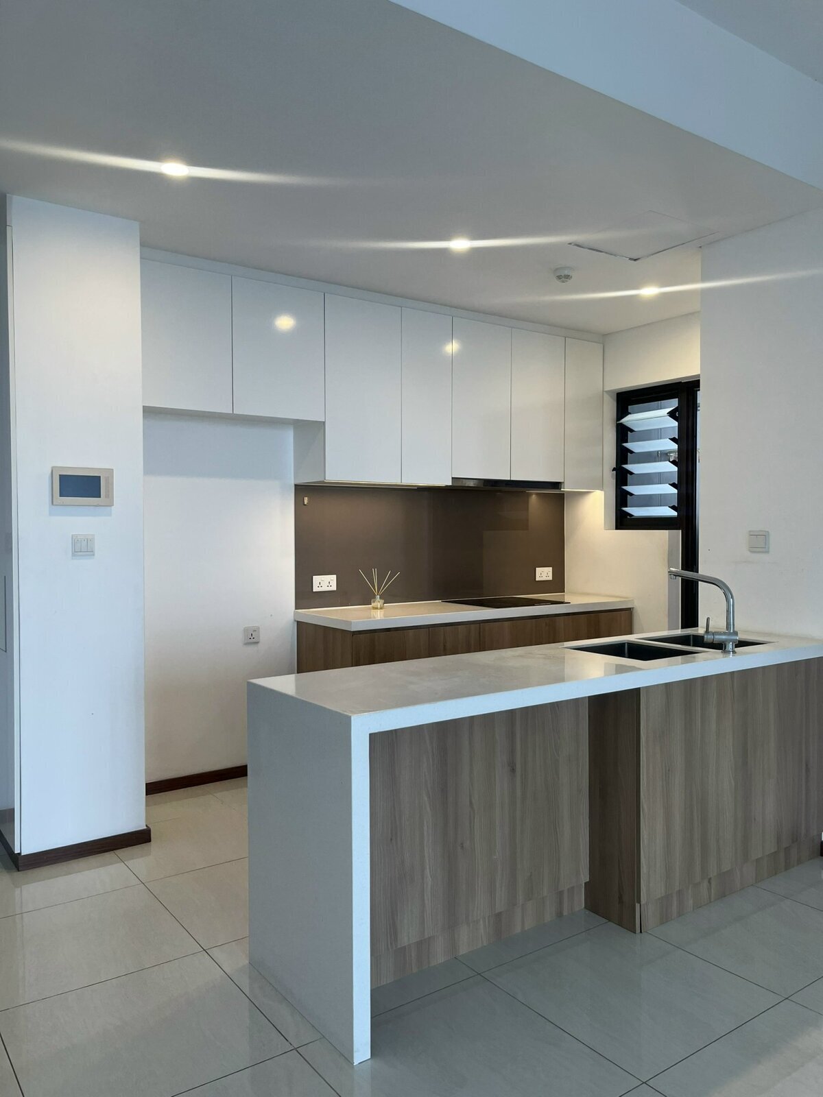 Thuê căn hộ 3 phòng ngủ One Verandah, nội thất cơ bản tiện ích đầy đủ