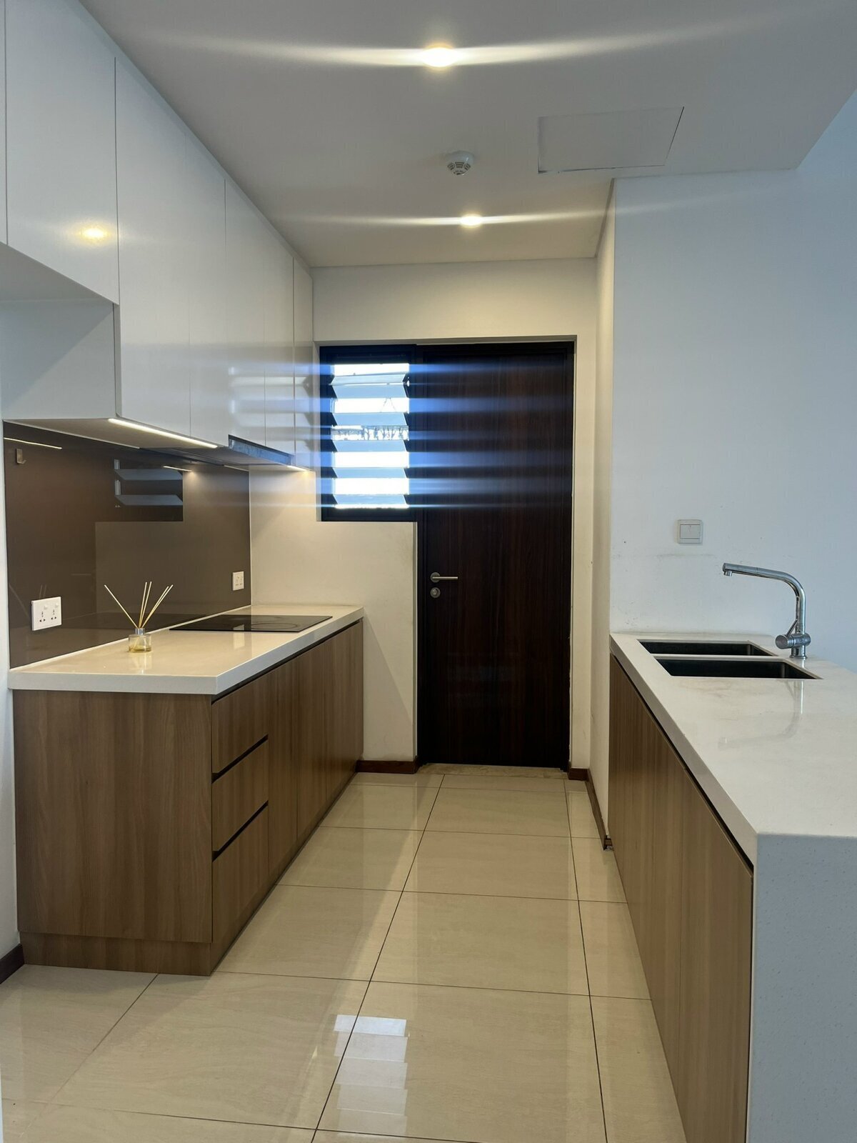 Thuê căn hộ 3 phòng ngủ One Verandah, nội thất cơ bản tiện ích đầy đủ