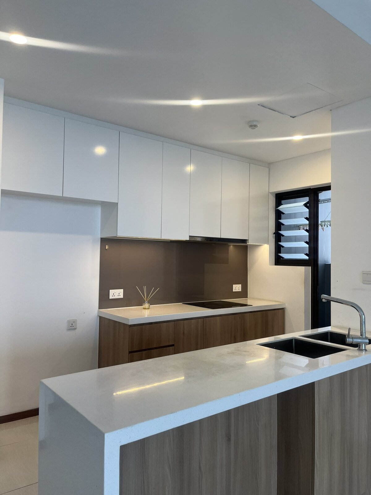 Thuê căn hộ 3 phòng ngủ One Verandah, nội thất cơ bản tiện ích đầy đủ