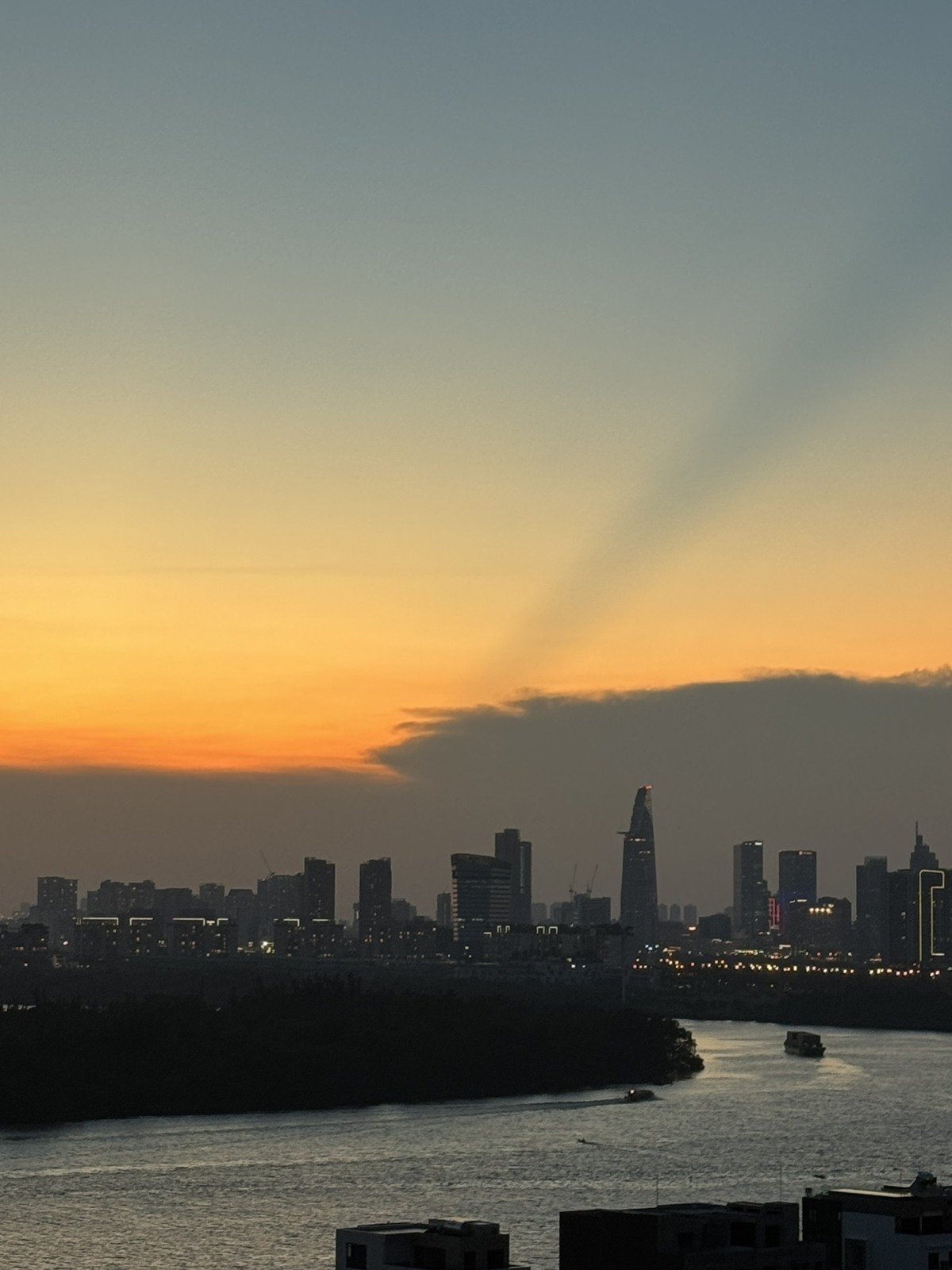 Chuyển nhượng căn hộ 2 phòng ngủ One Verandah tầng cao view sông đẹp