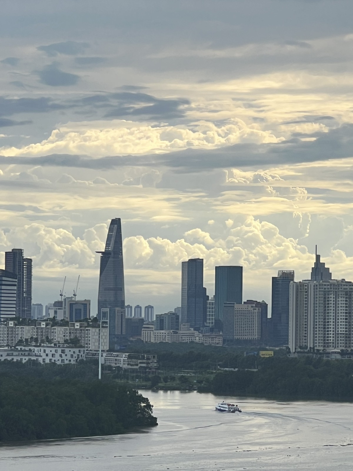 Chuyển nhượng căn hộ 2 phòng ngủ One Verandah tầng cao view sông đẹp