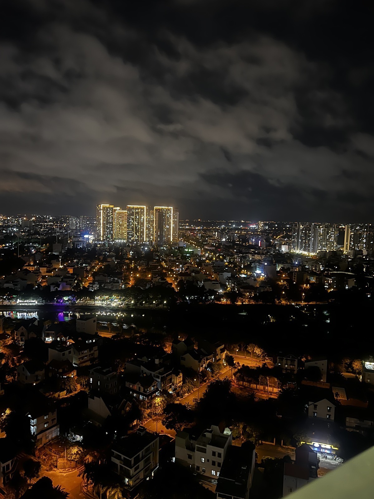 Cho thuê 2PN Nhà mới, lầu cao view sông The Sun Avenue Quận 2