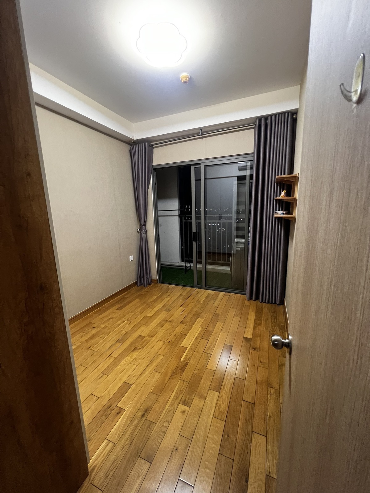 Cho thuê 2PN Nhà mới, lầu cao view sông The Sun Avenue Quận 2