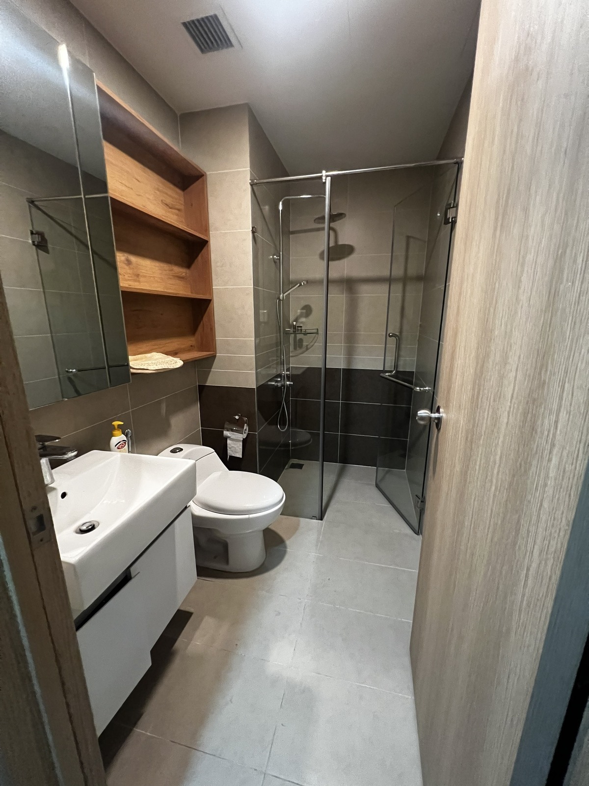 Cho thuê 2PN Nhà mới, lầu cao view sông The Sun Avenue Quận 2