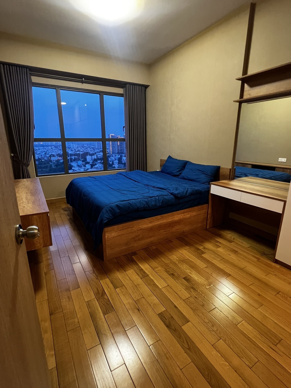 Cho thuê 2PN Nhà mới, lầu cao view sông The Sun Avenue Quận 2