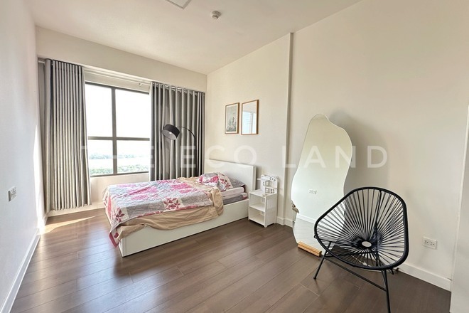 Cho thuê 2PN tone sáng, lầu cao view sông The Sun Avenue Quận 2