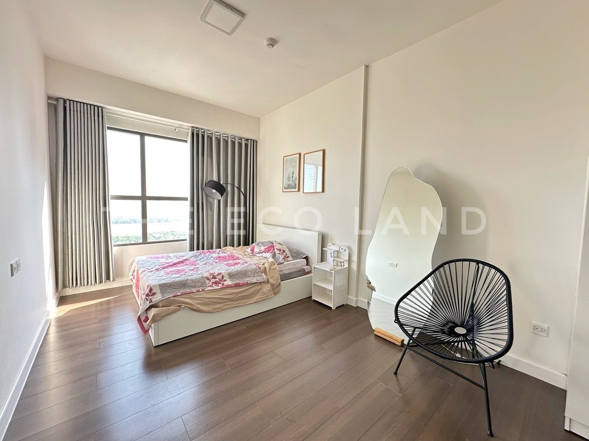 Cho thuê 2PN tone sáng, lầu cao view sông The Sun Avenue Quận 2