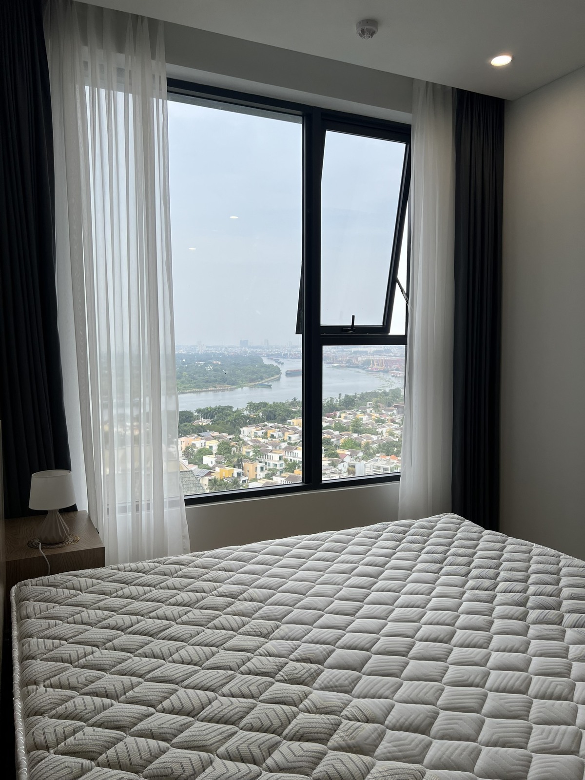 Cho thuê căn hộ 2pn Lumiere Riverside full nội thất chuyển vào ở ngay