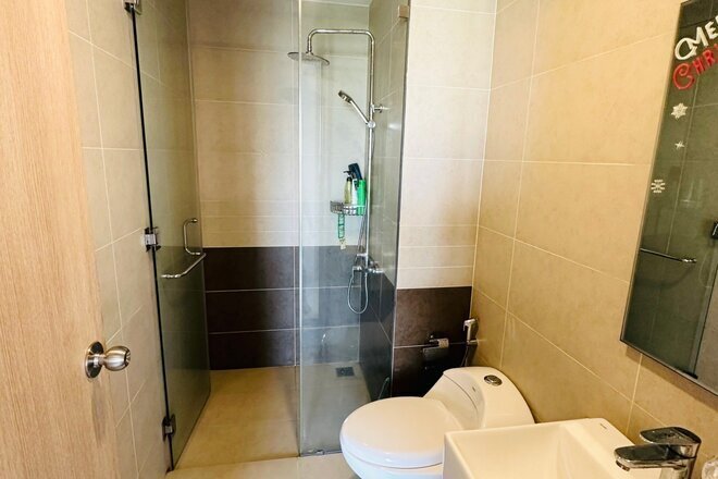 Bán căn hộ 2PN giá 5,7 tỷ tặng kèm nội thất The Sun Avenue View Landmark 81