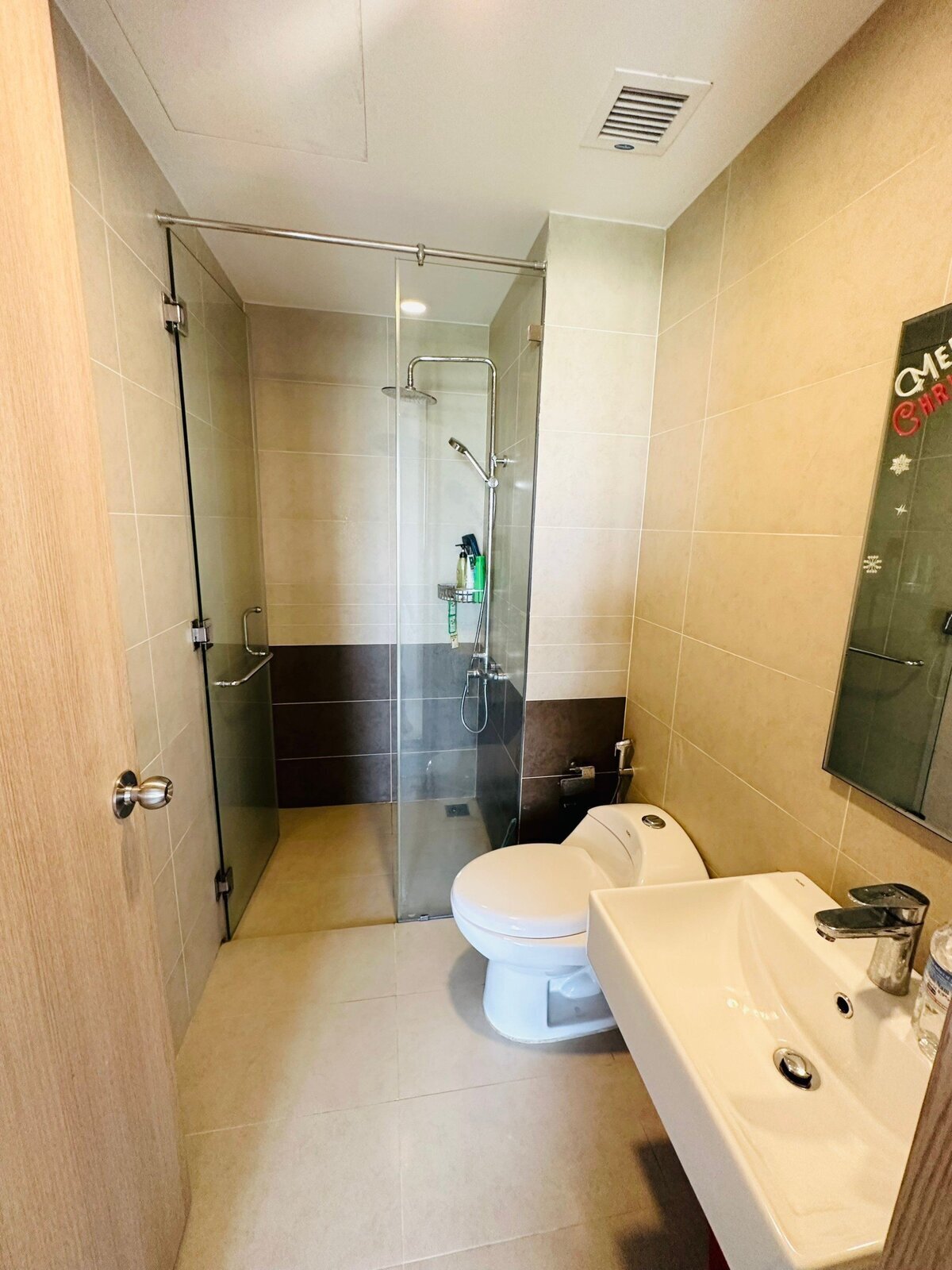 Bán căn hộ 2PN giá 5,7 tỷ tặng kèm nội thất The Sun Avenue View Landmark 81