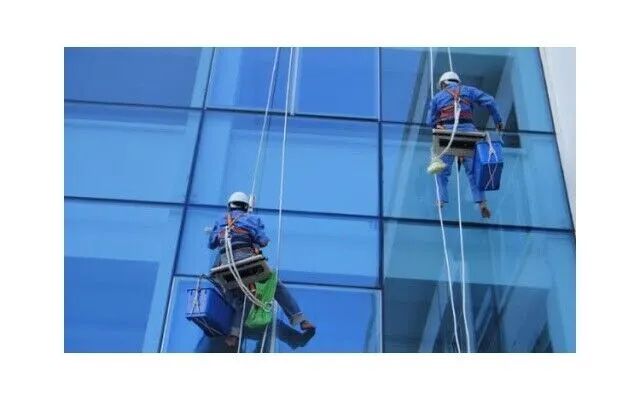 Lau kính tòa nhà cao tầng - nên cân nhắc lựa chọn đơn vị vệ sinh uy tín chất lượng
