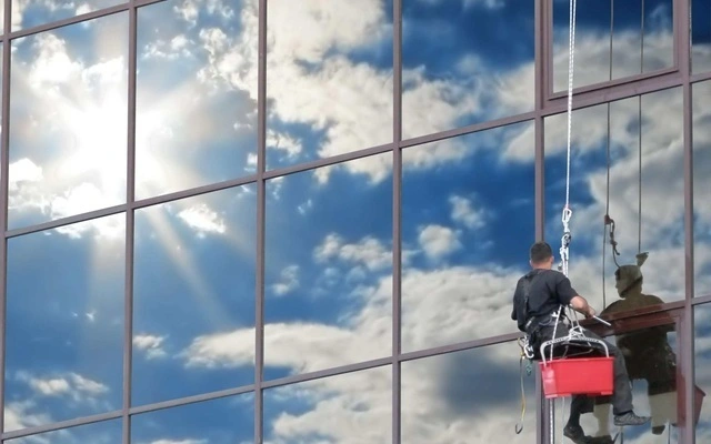 Dịch vụ vệ sinh kính mặt ngoài tòa nhà tại thành phố Hồ Chí Minh