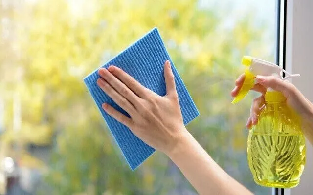 Vệ sinh cửa kính sáng bóng chỉ đơn giản với những mẹo nhỏ