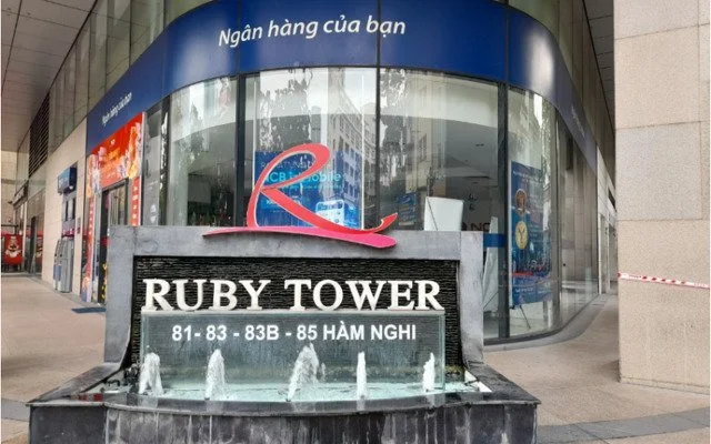 Vệ sinh kính tòa nhà RUBY TOWER Quận 1