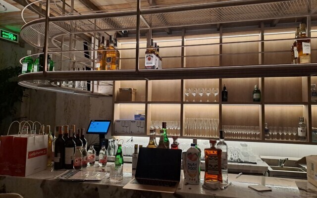 Dịch vụ vệ sinh quán bar, quán rượu sau xây dựng tại TPHCM