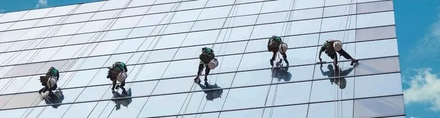 dich-vu-ve-sinh-kinh-mat-ngoai-toa-nha-tai-thanh-pho-ho-chi-minh-2