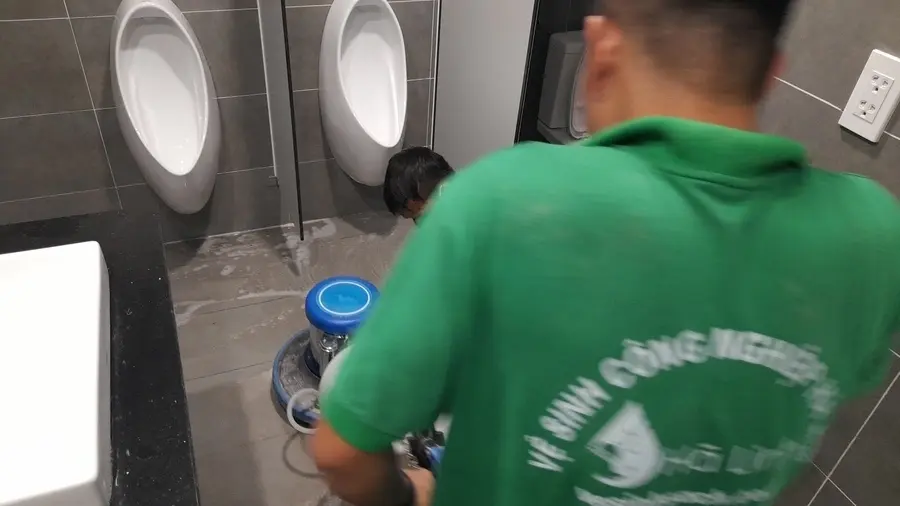 lam-sach-nha-ve-sinh-sau-xay-dung-(2)