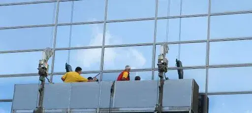 ve-sinh-kinh-toa-nha-1