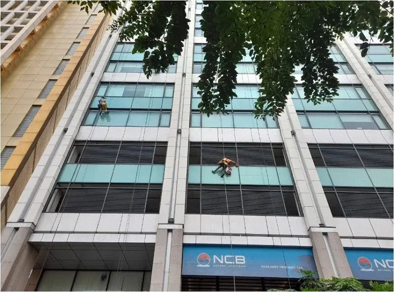 ve-sinh-kinh-toa-nha-ruby-tower-quan-1-2