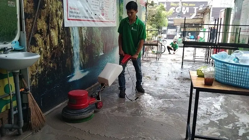 ve-sinh-san-nha-cho-quan-banh-xeo-binh-dinh-nau-oi-tai-quan-binh-thanh-1