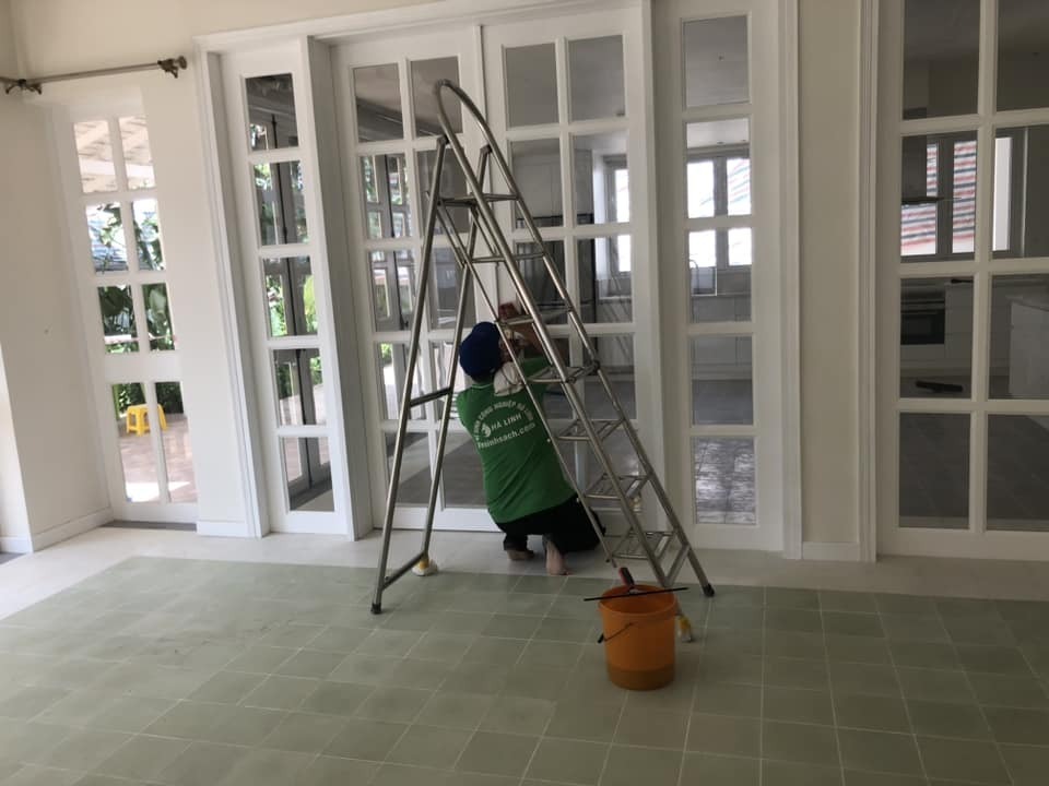 lam-sach-cua-kinh-can-ho-quan-5