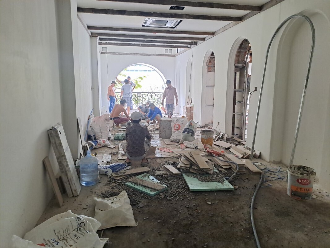 lam-sach-mat-bang-quan-ruou-sau-xay-dung