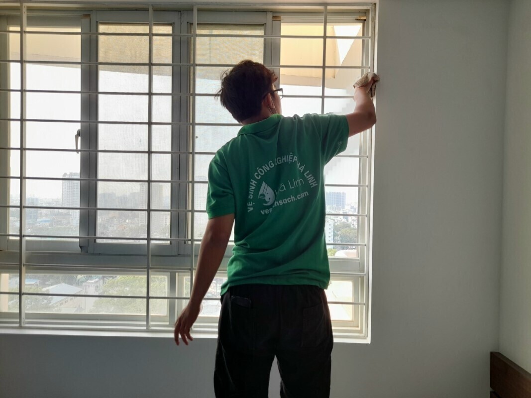 ve-sinh-cua-so-can-ho-quan-4