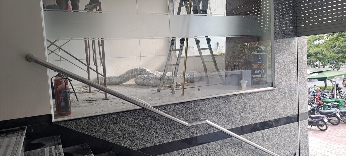 ve-sinh-ngan-hang-sacombank-sau-sua-chua