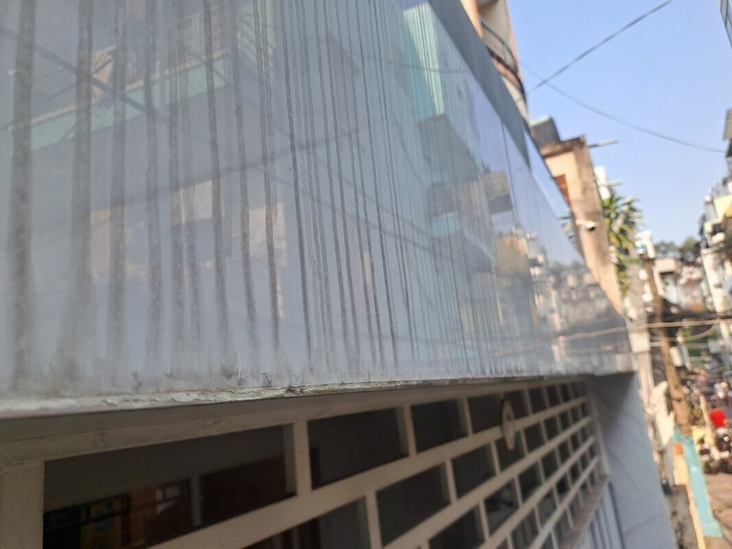 ve-sinh-nha-o-quan-1