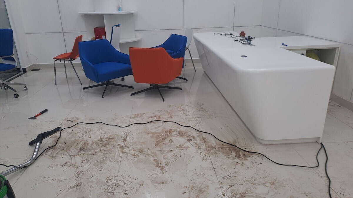 ve-sinh-van-phong-sacombank-sau-sua-chua