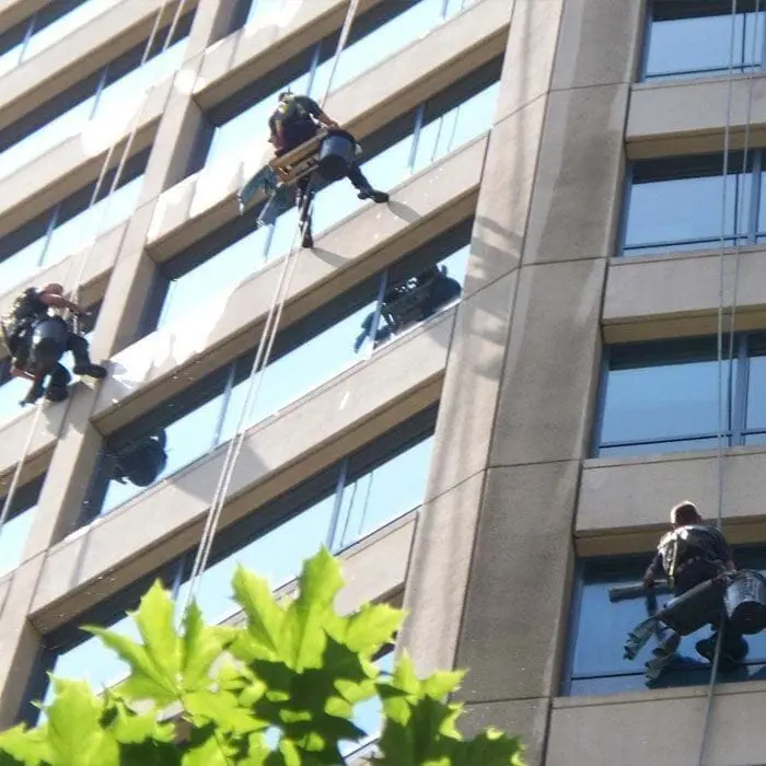 Dịch vụ Lau kính tòa nhà cao tầng