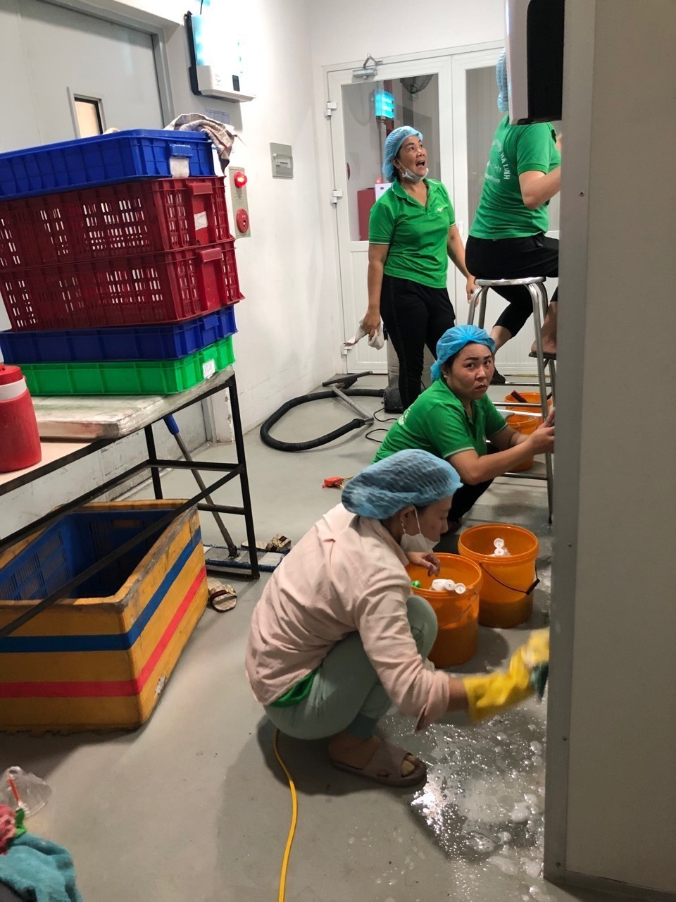 ve-sinh-khu-xuong-(1)