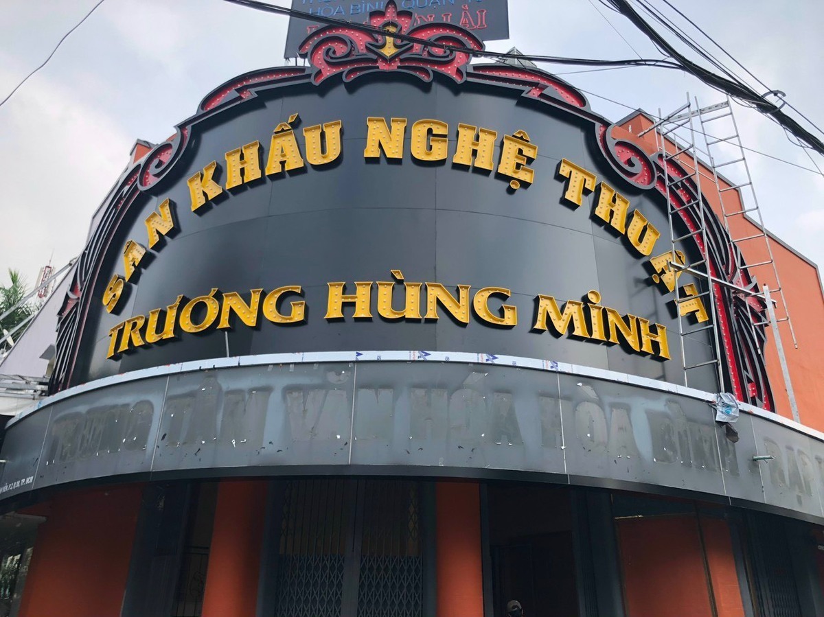 Vệ sinh sân khấu Trương Hùng Minh